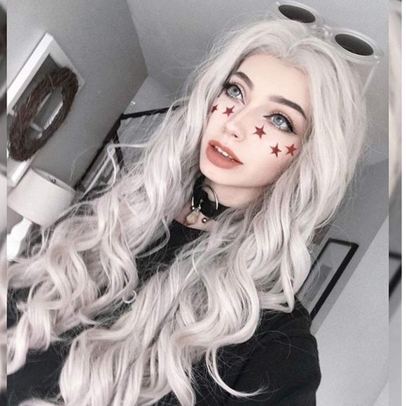💫SAM 22” LIGHT GRAY CURLY LACE FRONT Wig💫 *NWT*